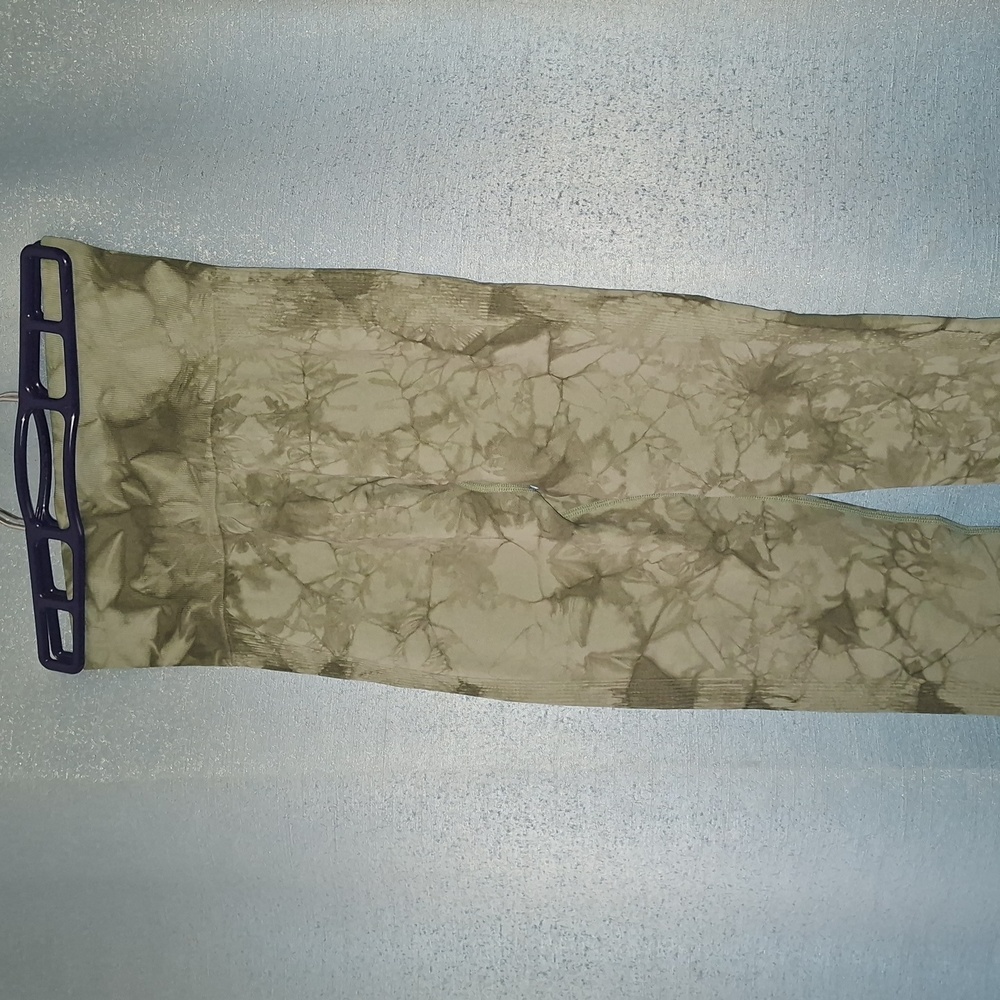NWOT Motive Focus Olive‎ Tie-Dye Women's Leggings